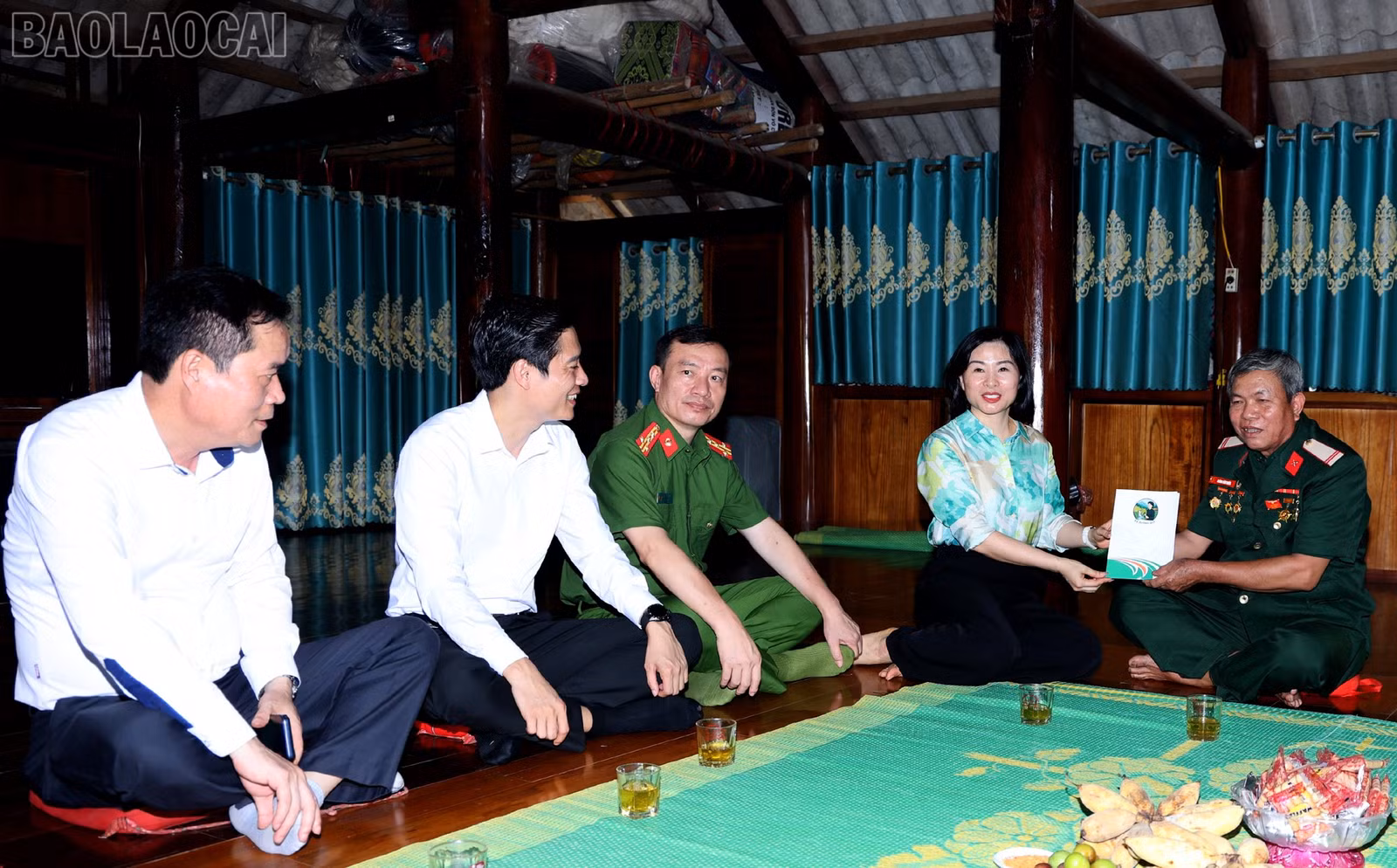Lãnh đạo xã Dương Quỳ tặng quà ông Hoàng Văn Chiêu