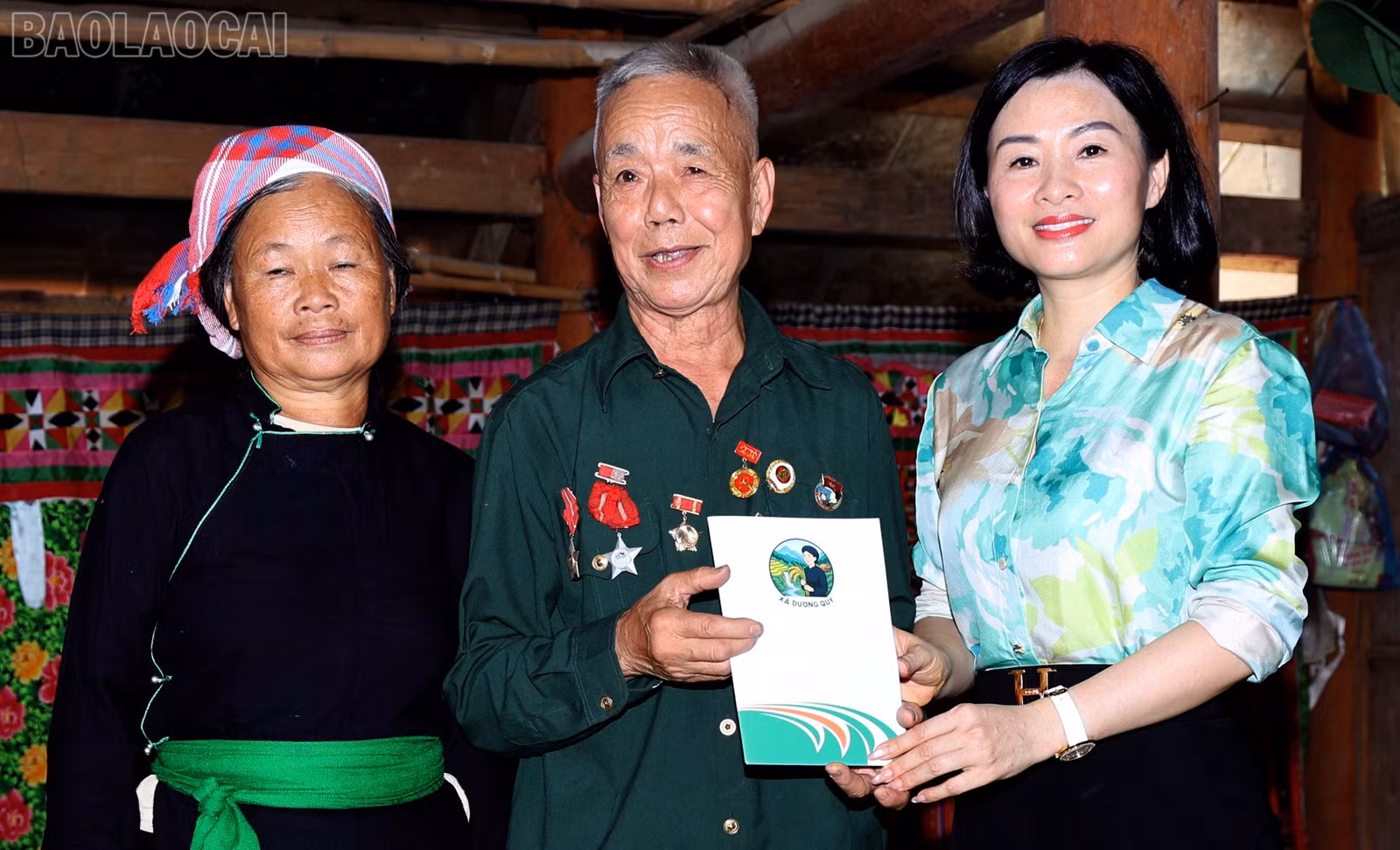 Lãnh đạo xã Dương Quỳ tặng quà ông Hoàng Văn Lốt.