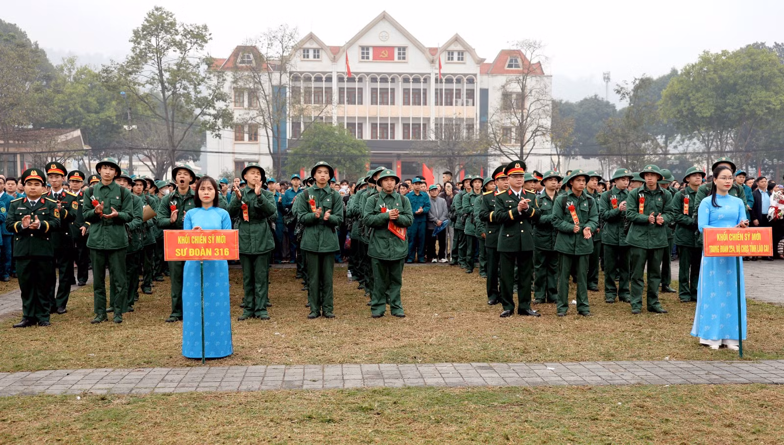 Tân binh tại Lễ giao nhận quân.