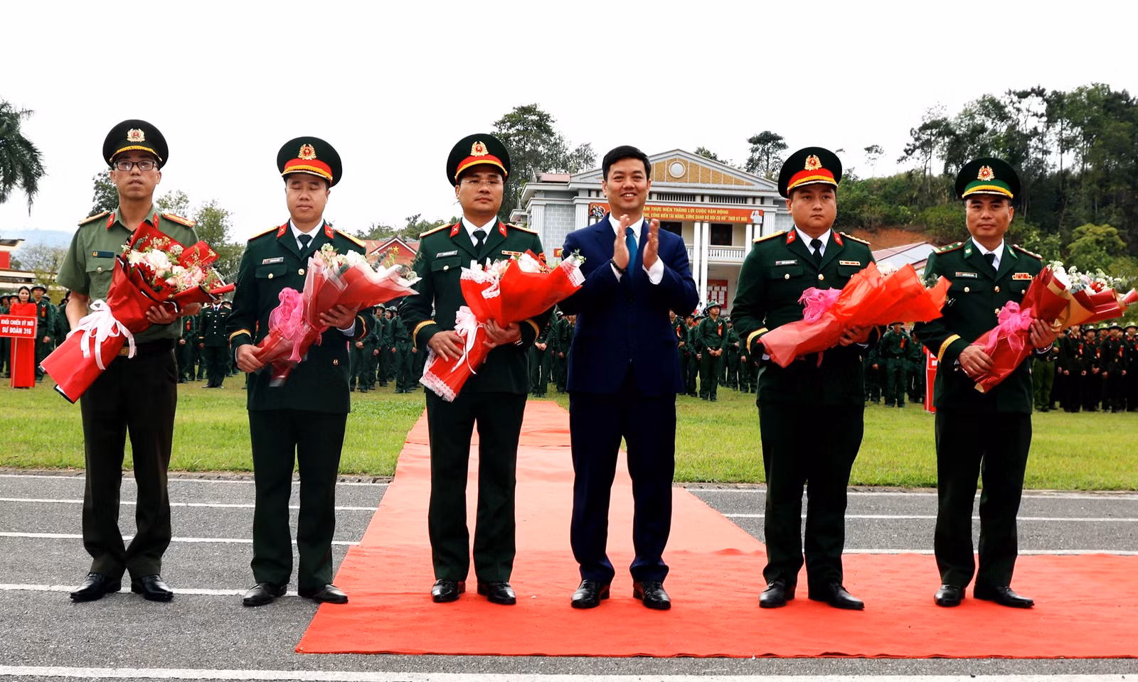 Chủ nhiệm UBKT Tỉnh ủy Nguyễn Minh Toàn tặng hoa các đơn vị nhận quân.