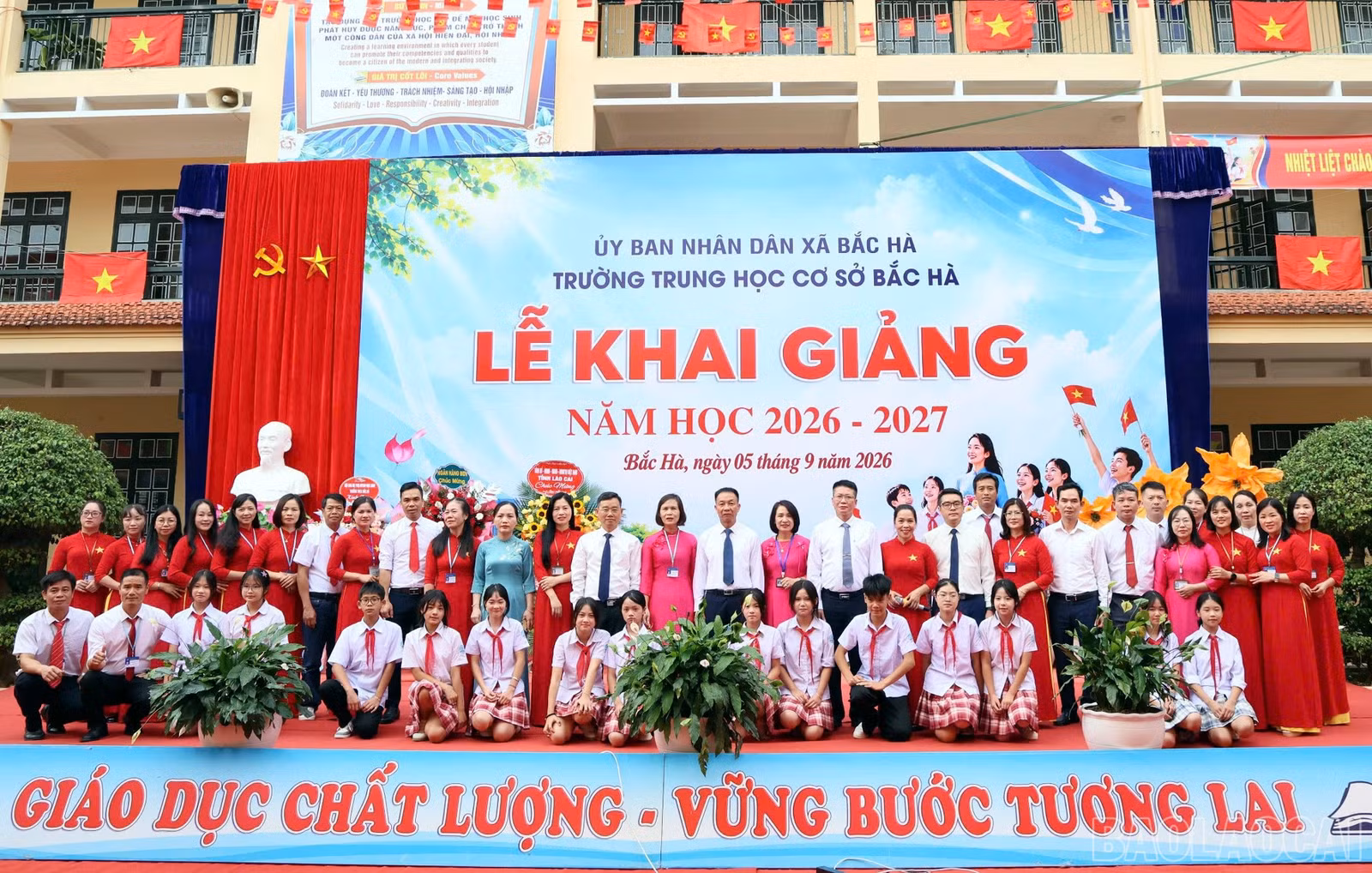 Đồng chí Vũ Quỳnh Khánh - Ủy viên Ban Thường vụ Tỉnh ủy, Phó Chủ tịch Thường trực HĐND tỉnh chụp ảnh lưu niệm với thầy và trò Trường THCS Bắc Hà.