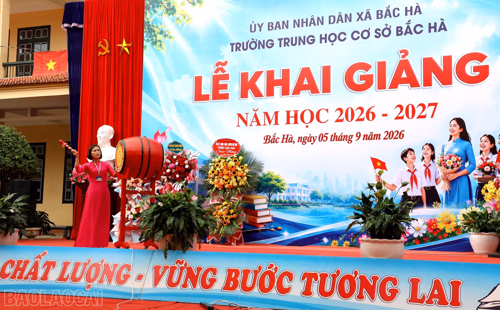 Cô giáo Nguyễn Thị Thu Hương - Hiệu trưởng Trường THCS Bắc Hà đánh trống khai trường.