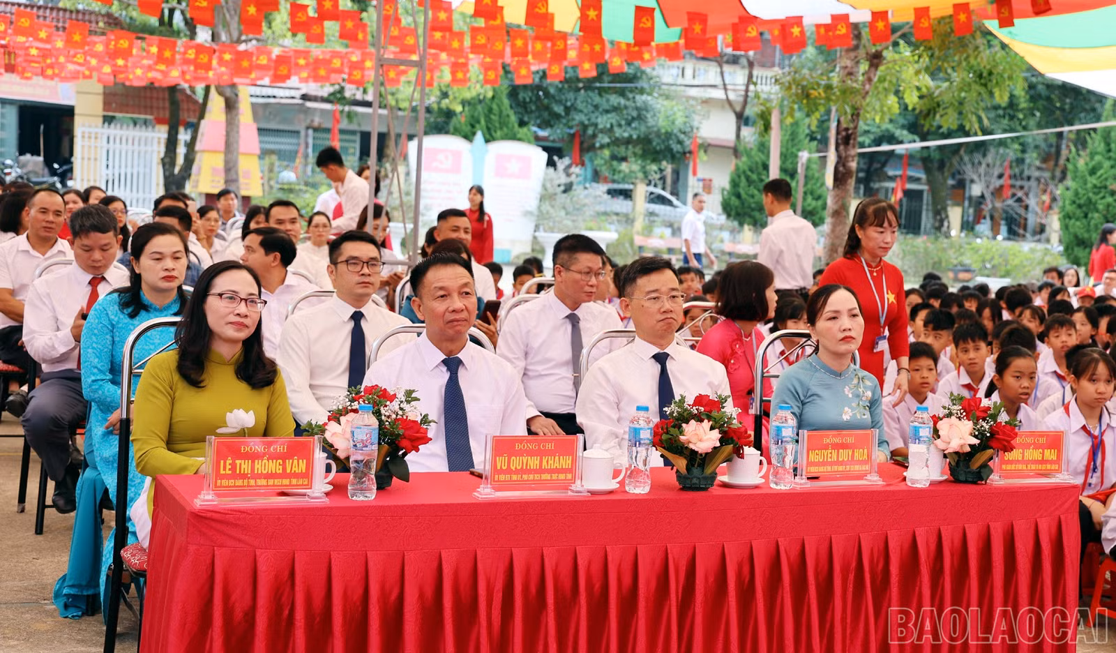 Đại biểu dự lễ khai giảng.