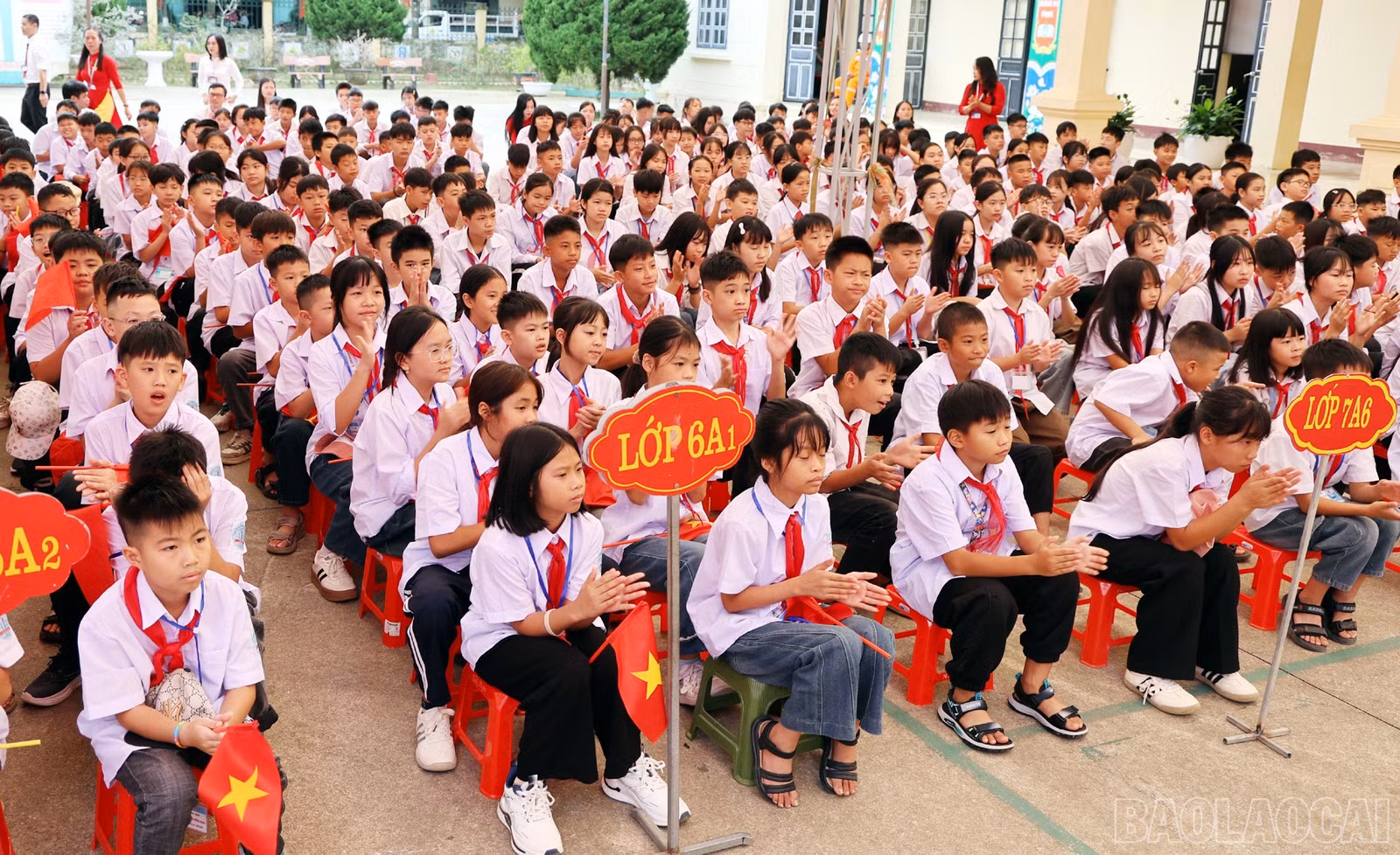 Học sinh Trường THCS Bắc Hà tại lễ khai giảng.