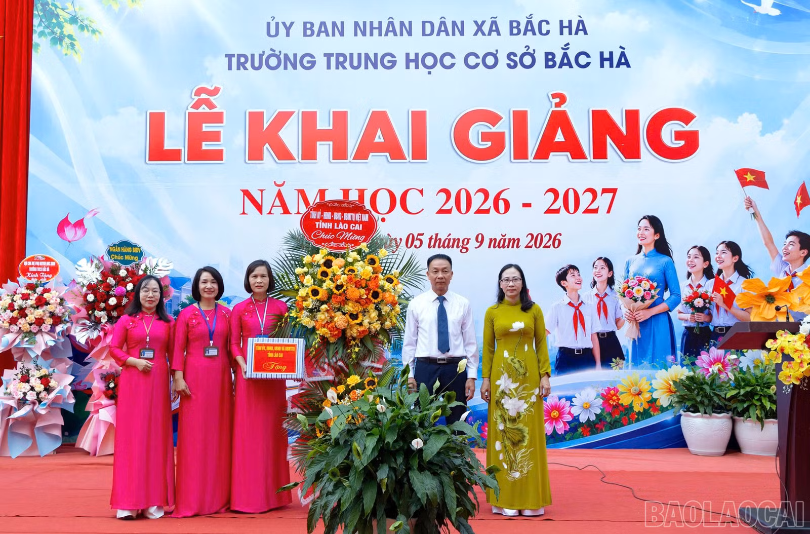 Đồng chí Vũ Quỳnh Khánh tặng hoa và quà cho thầy và trò Trường THCS Bắc Hà.