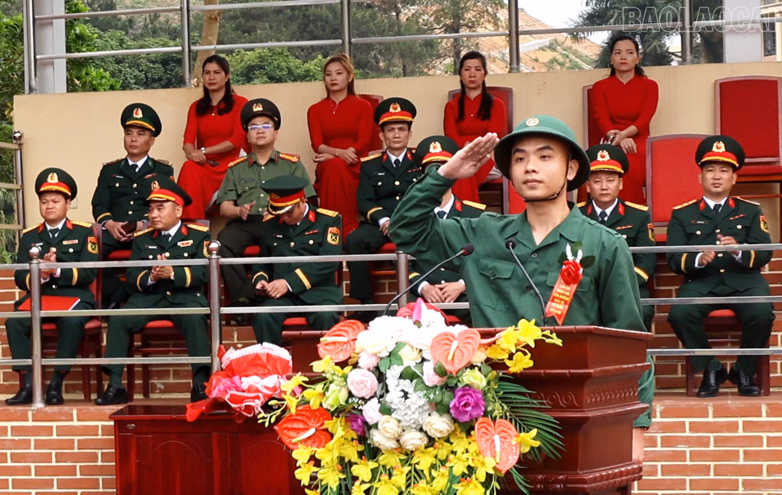 Tân binh Bùi Quang Vinh đại diện các tân binh phát biểu nhận nhiệm vụ.