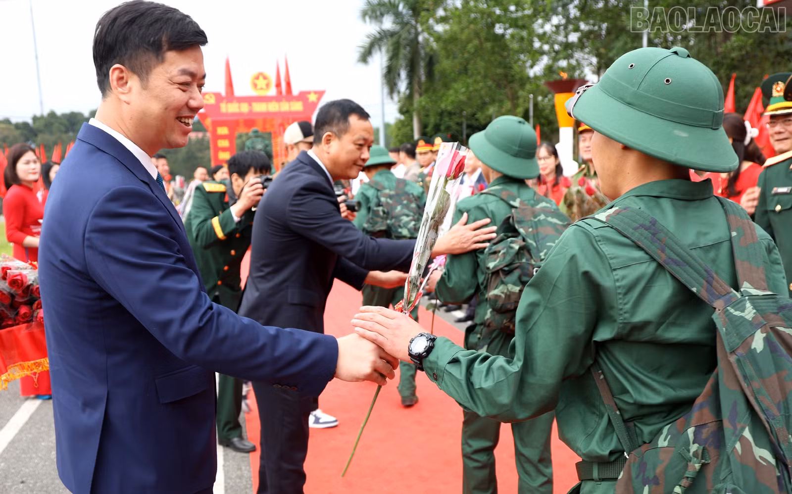 Thiếu tướng Tô Quang Hanh (ảnh trên), Phó Tham mưu trưởng Quân khu 2 và đồng chí Nguyễn Minh Toàn, Chủ nhiệm UBKT Tỉnh ủy, tặng hoa tân binh.