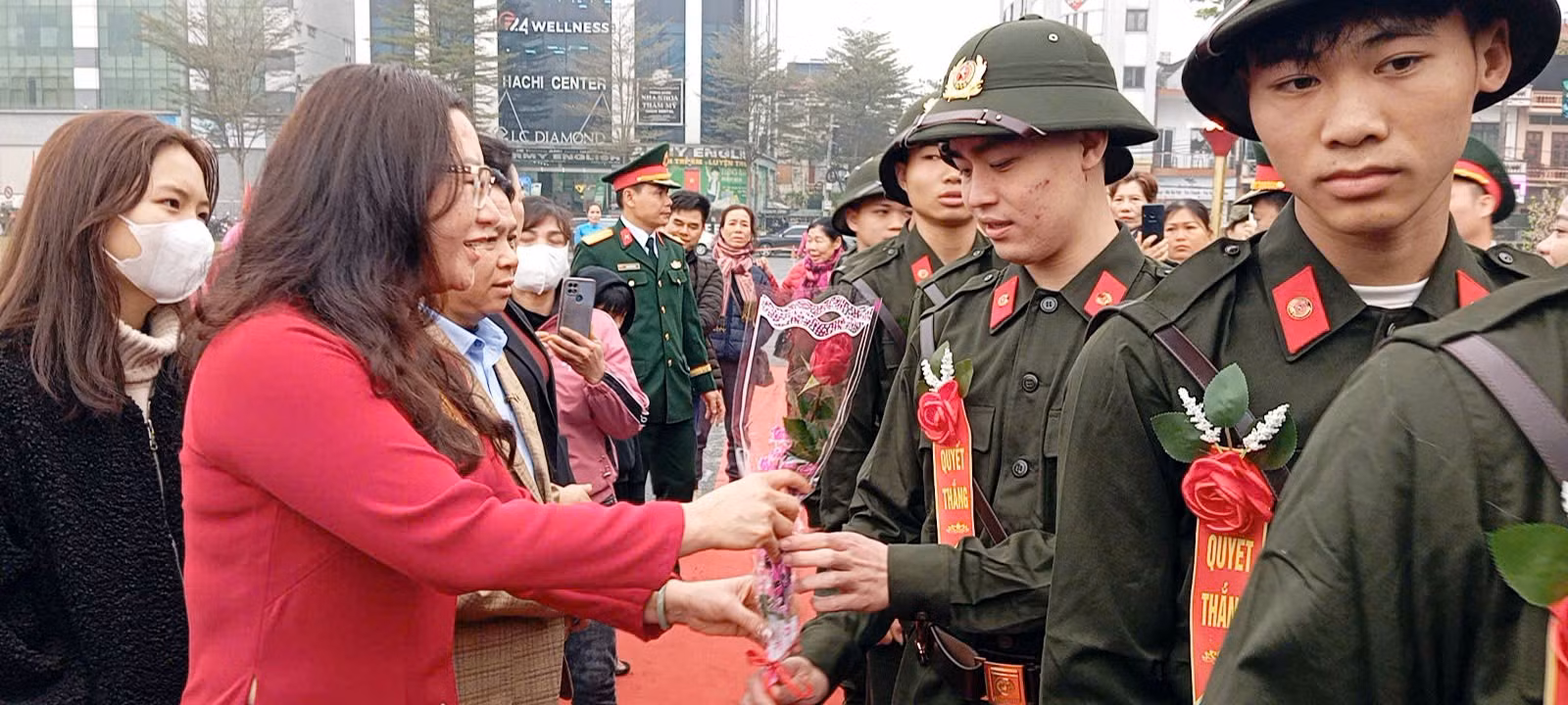 Bí thư Thành ủy Lào Cai Giàng Thị Dung tặng hoa tân binh.