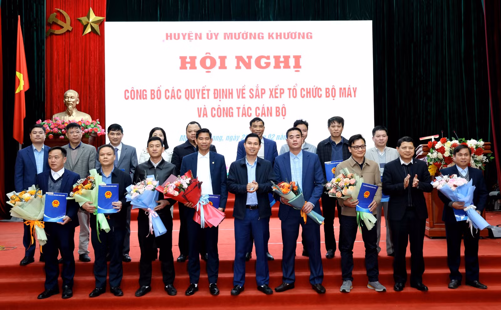 Lãnh đạo huyện Mường Khương trao quyết định thành lập và bổ nhiệm, chuyển đổi chức vụ lãnh đạo, quản lý đối với các cơ quan mới thành lập, sắp xếp lại.