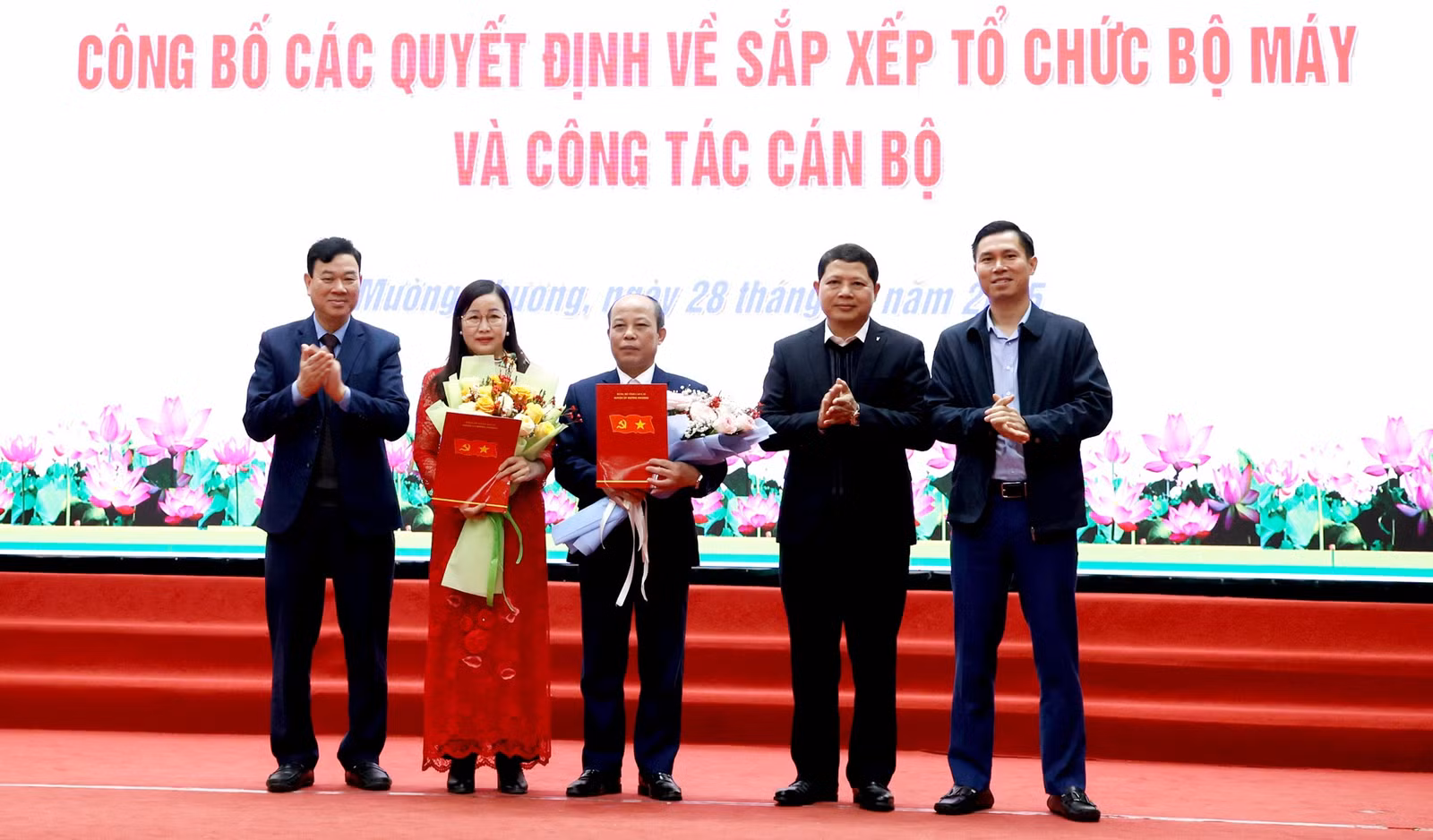 Phó Chủ tịch Thường trực HĐND tỉnh Vũ Văn Cài và lãnh đạo huyện Mường Khương trao quyết định thành lập và bổ nhiệm lãnh đạo Ban Tuyên giáo và Dân vận Huyện ủy Mường Khương.
