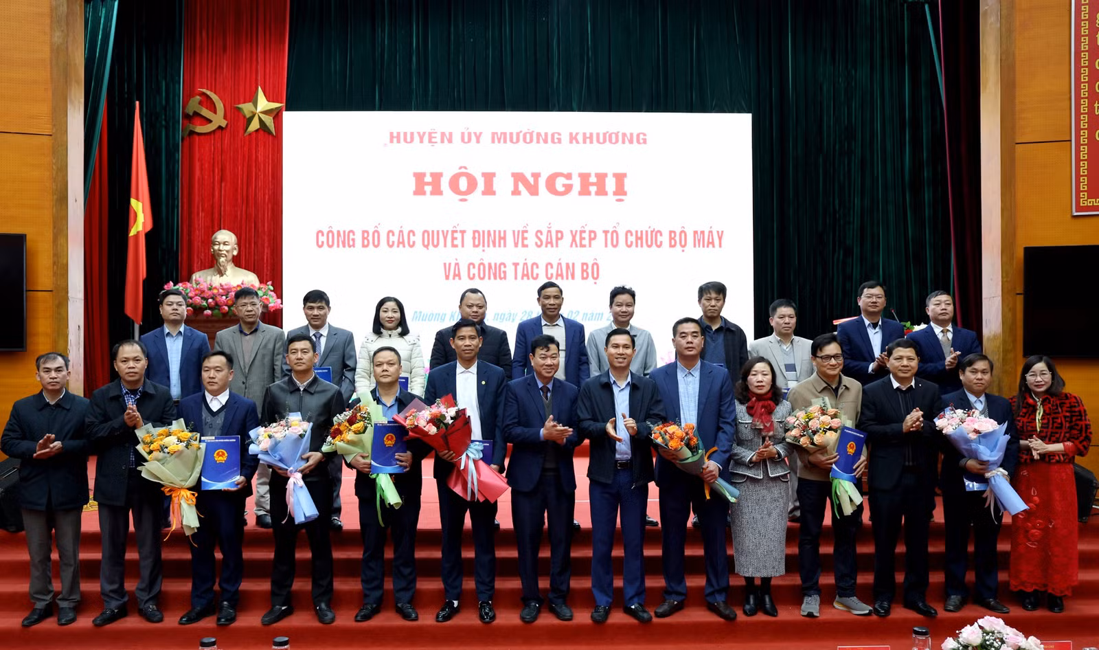 Đồng chí Vũ Văn Cài và Ban Thường vụ, Thường trực Huyện ủy, HĐND, UBND huyện Mường Khương chúc mừng các đồng chí được bổ nhiệm, chuyển đổi chức vụ lãnh đạo, quản lý.