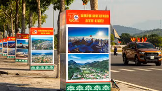 Thành phố Lào Cai rực rỡ cờ hoa, khẩu hiệu chào mừng 30 năm tái lập tỉnh Lào Cai