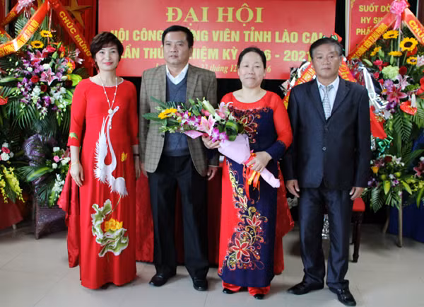 Lãnh đạo Sở Tư pháp tặng hoa chúc mừng các đồng chí được bầu vào Ban Chấp hành Hội nhiệm kỳ 2016 – 2021.
