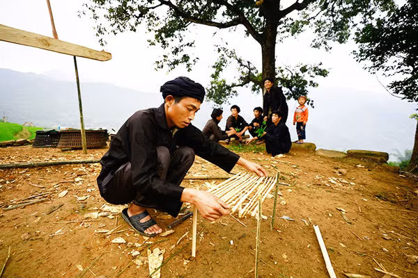Địa đểm tổ chức Lễ hội Khô Già Già thường là một bãi đất rộng cạnh bìa rừng. Nơi đây có lán thờ được người dân làm bằng gỗ, lợp mái cỏ. Lễ hội Khô Già Già năm nay diễn ra từ ngày 23 - 27/7/2018 (từ ngày Thìn đến ngày Thân, tháng 6 âm lịch). Mở đầu là nghi thức mổ trâu hiến tế thần linh thu hút đông thanh niên, trai tráng tham gia. Vào ngày hôm sau, mỗi gia đình đều tự chuẩn bị mâm lễ vật mang đến rừng làm lễ cúng thần linh. Mỗi mâm lễ, ngoài thịt trâu còn có các nông sản do người dân tự trồng cấy, chăn nuôi được như thịt gà, thịt lợn, đậu tương, bí đỏ, lạc rang, rượu trắng… Thầy cúng tại thôn Choản Thèn, xã Y Tý chuẩn bị đồ cho lễ cúng. Hai thầy cúng chính thực hiện nghi lễ cúng thần đất, thần nước, thần rừng. Các thầy cúng còn làm lễ cúng tại cột đu quay, đu dây và thực hiện nghi thức thử đu để kiểm tra độ an toàn trước khi cho phép người dân và trẻ em tham gia. Sau nghi lễ cúng, các mâm lễ vật được chuyển vào lán thờ và đại diện các gia đình ngồi ăn cơm, uống rượu, chia sẻ kinh nghiệm sản xuất. Người dân trong thôn được nghỉ 3 ngày để vui chơi, kiêng vào rừng chặt cây, lấy củi, đào đất… Lễ hội Khô Già Già chứa đựng ý nghĩa nhân văn sâu sắc, được đồng bào Hà Nhì đen trên vùng cao Bát Xát gìn giữ qua nhiều thế hệ.