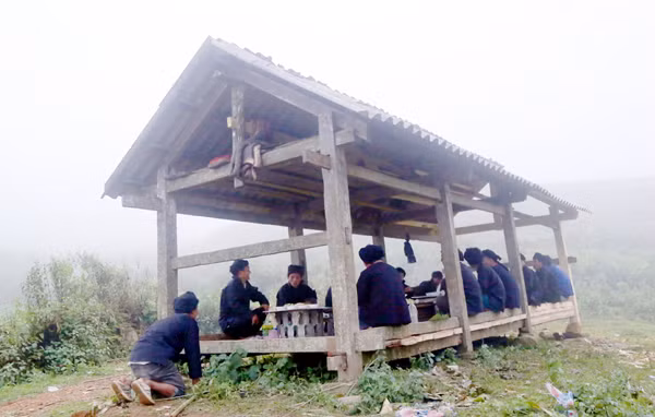 Địa đểm tổ chức Lễ hội Khô Già Già thường là một bãi đất rộng cạnh bìa rừng. Nơi đây có lán thờ được người dân làm bằng gỗ, lợp mái cỏ. Lễ hội Khô Già Già năm nay diễn ra từ ngày 23 - 27/7/2018 (từ ngày Thìn đến ngày Thân, tháng 6 âm lịch). Mở đầu là nghi thức mổ trâu hiến tế thần linh thu hút đông thanh niên, trai tráng tham gia. Vào ngày hôm sau, mỗi gia đình đều tự chuẩn bị mâm lễ vật mang đến rừng làm lễ cúng thần linh. Mỗi mâm lễ, ngoài thịt trâu còn có các nông sản do người dân tự trồng cấy, chăn nuôi được như thịt gà, thịt lợn, đậu tương, bí đỏ, lạc rang, rượu trắng… Thầy cúng tại thôn Choản Thèn, xã Y Tý chuẩn bị đồ cho lễ cúng. Hai thầy cúng chính thực hiện nghi lễ cúng thần đất, thần nước, thần rừng. Các thầy cúng còn làm lễ cúng tại cột đu quay, đu dây và thực hiện nghi thức thử đu để kiểm tra độ an toàn trước khi cho phép người dân và trẻ em tham gia. Sau nghi lễ cúng, các mâm lễ vật được chuyển vào lán thờ và đại diện các gia đình ngồi ăn cơm, uống rượu, chia sẻ kinh nghiệm sản xuất. Người dân trong thôn được nghỉ 3 ngày để vui chơi, kiêng vào rừng chặt cây, lấy củi, đào đất… Lễ hội Khô Già Già chứa đựng ý nghĩa nhân văn sâu sắc, được đồng bào Hà Nhì đen trên vùng cao Bát Xát gìn giữ qua nhiều thế hệ.