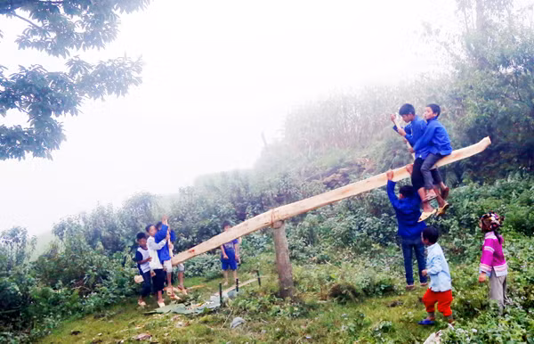Địa đểm tổ chức Lễ hội Khô Già Già thường là một bãi đất rộng cạnh bìa rừng. Nơi đây có lán thờ được người dân làm bằng gỗ, lợp mái cỏ. Lễ hội Khô Già Già năm nay diễn ra từ ngày 23 - 27/7/2018 (từ ngày Thìn đến ngày Thân, tháng 6 âm lịch). Mở đầu là nghi thức mổ trâu hiến tế thần linh thu hút đông thanh niên, trai tráng tham gia. Vào ngày hôm sau, mỗi gia đình đều tự chuẩn bị mâm lễ vật mang đến rừng làm lễ cúng thần linh. Mỗi mâm lễ, ngoài thịt trâu còn có các nông sản do người dân tự trồng cấy, chăn nuôi được như thịt gà, thịt lợn, đậu tương, bí đỏ, lạc rang, rượu trắng… Thầy cúng tại thôn Choản Thèn, xã Y Tý chuẩn bị đồ cho lễ cúng. Hai thầy cúng chính thực hiện nghi lễ cúng thần đất, thần nước, thần rừng. Các thầy cúng còn làm lễ cúng tại cột đu quay, đu dây và thực hiện nghi thức thử đu để kiểm tra độ an toàn trước khi cho phép người dân và trẻ em tham gia. Sau nghi lễ cúng, các mâm lễ vật được chuyển vào lán thờ và đại diện các gia đình ngồi ăn cơm, uống rượu, chia sẻ kinh nghiệm sản xuất. Người dân trong thôn được nghỉ 3 ngày để vui chơi, kiêng vào rừng chặt cây, lấy củi, đào đất… Lễ hội Khô Già Già chứa đựng ý nghĩa nhân văn sâu sắc, được đồng bào Hà Nhì đen trên vùng cao Bát Xát gìn giữ qua nhiều thế hệ.