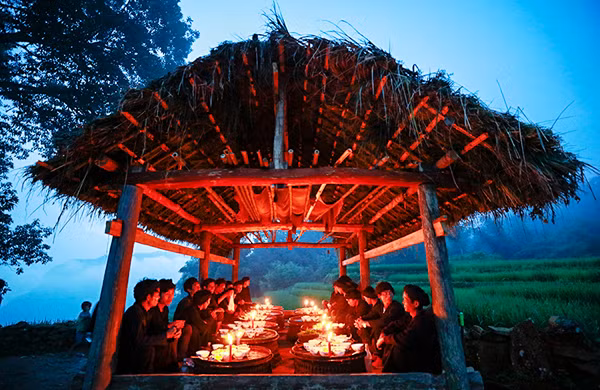Địa đểm tổ chức Lễ hội Khô Già Già thường là một bãi đất rộng cạnh bìa rừng. Nơi đây có lán thờ được người dân làm bằng gỗ, lợp mái cỏ. Lễ hội Khô Già Già năm nay diễn ra từ ngày 23 - 27/7/2018 (từ ngày Thìn đến ngày Thân, tháng 6 âm lịch). Mở đầu là nghi thức mổ trâu hiến tế thần linh thu hút đông thanh niên, trai tráng tham gia. Vào ngày hôm sau, mỗi gia đình đều tự chuẩn bị mâm lễ vật mang đến rừng làm lễ cúng thần linh. Mỗi mâm lễ, ngoài thịt trâu còn có các nông sản do người dân tự trồng cấy, chăn nuôi được như thịt gà, thịt lợn, đậu tương, bí đỏ, lạc rang, rượu trắng… Thầy cúng tại thôn Choản Thèn, xã Y Tý chuẩn bị đồ cho lễ cúng. Hai thầy cúng chính thực hiện nghi lễ cúng thần đất, thần nước, thần rừng. Các thầy cúng còn làm lễ cúng tại cột đu quay, đu dây và thực hiện nghi thức thử đu để kiểm tra độ an toàn trước khi cho phép người dân và trẻ em tham gia. Sau nghi lễ cúng, các mâm lễ vật được chuyển vào lán thờ và đại diện các gia đình ngồi ăn cơm, uống rượu, chia sẻ kinh nghiệm sản xuất. Người dân trong thôn được nghỉ 3 ngày để vui chơi, kiêng vào rừng chặt cây, lấy củi, đào đất… Lễ hội Khô Già Già chứa đựng ý nghĩa nhân văn sâu sắc, được đồng bào Hà Nhì đen trên vùng cao Bát Xát gìn giữ qua nhiều thế hệ.