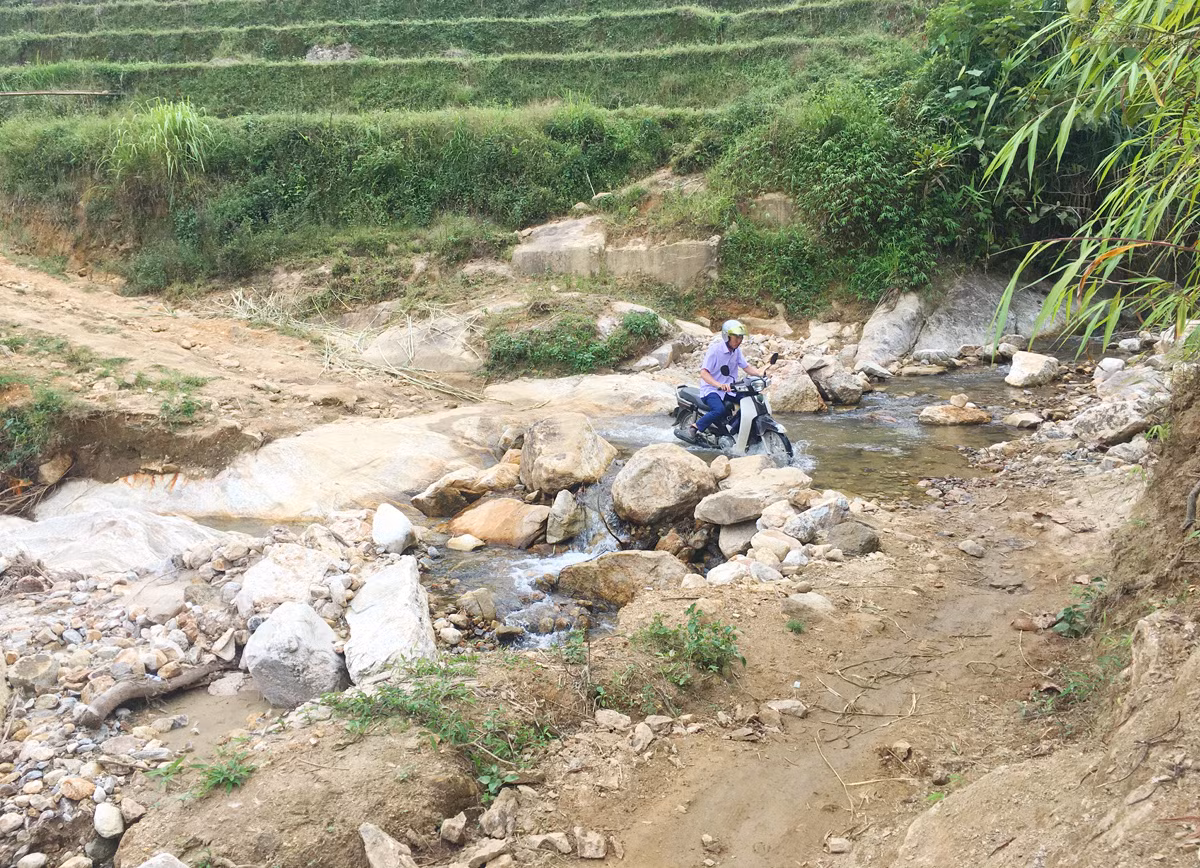Đường tới trường còn lắm gian nan ảnh 5