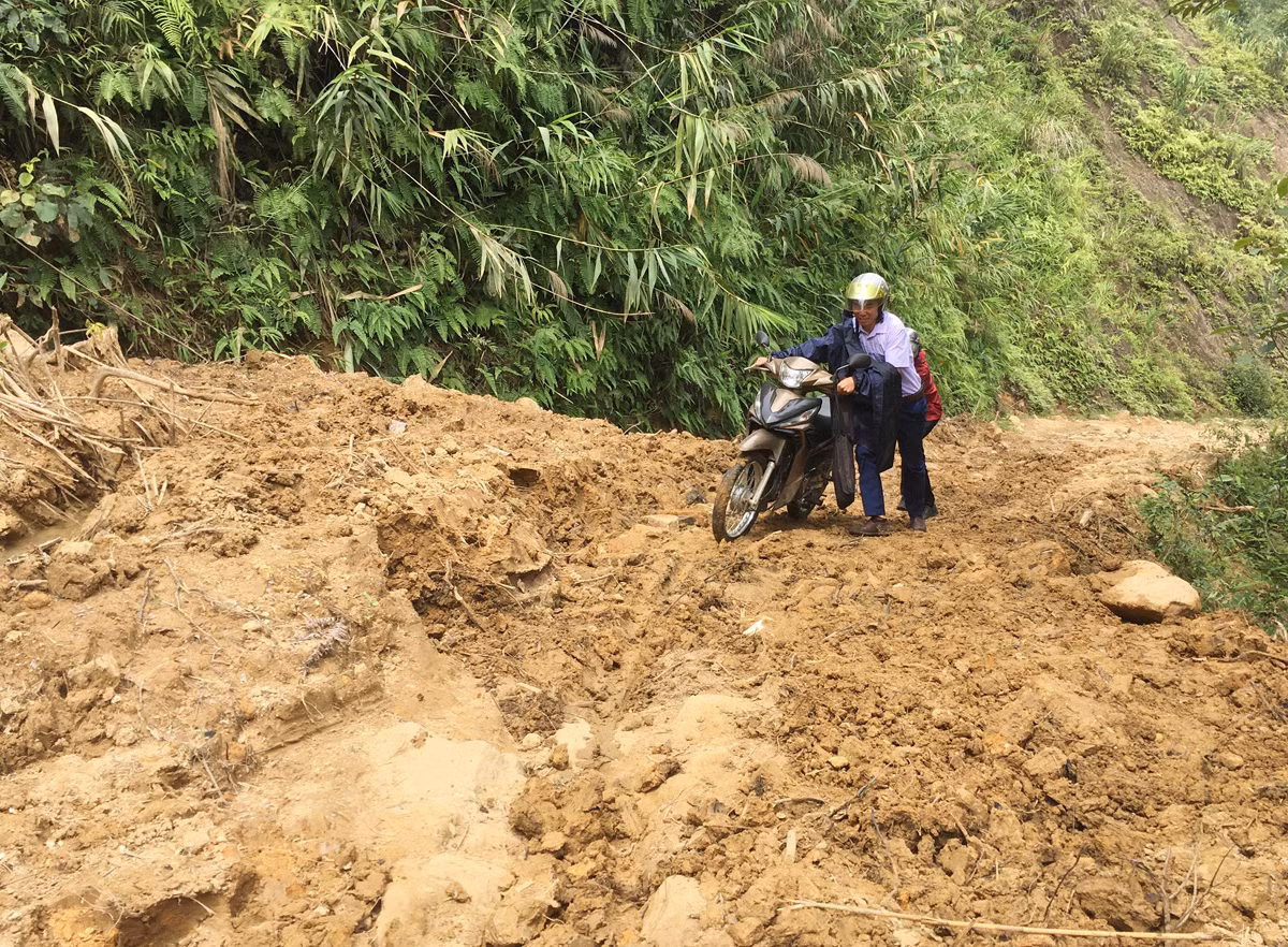 Đường tới trường còn lắm gian nan ảnh 6