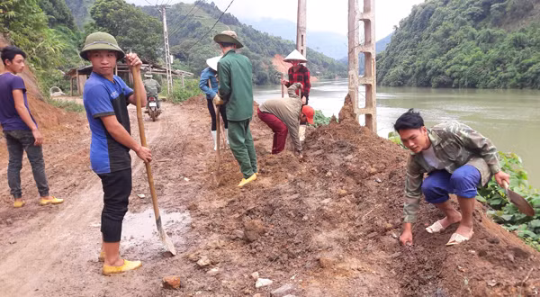 Người dân địa phương tham gia khắc phục những đoạn đường bị xuống cấp không thể đi lại được.