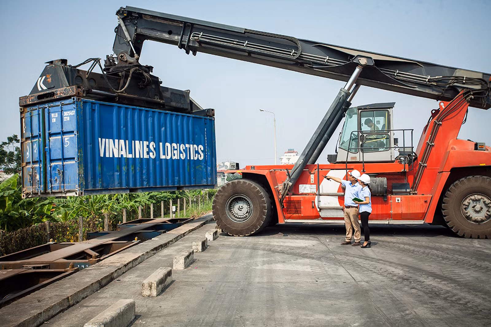 Bốc dỡ hàng hóa tại Cảng cạn ICD Lào Cai.