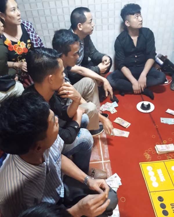 Các đối tượng bị bắt quả tang khi đang sát phạt nhau bằng hình thức xóc đĩa.