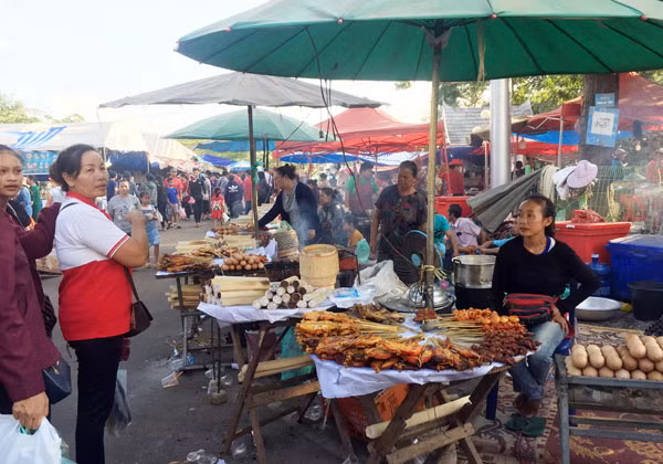 Món ăn Lào bày bán bên đường phố.