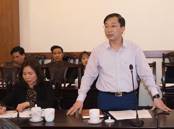 Đại diện Trường THPT Chuyên Lào Cai báo cáo tình hình hoạt động của nhà trường.