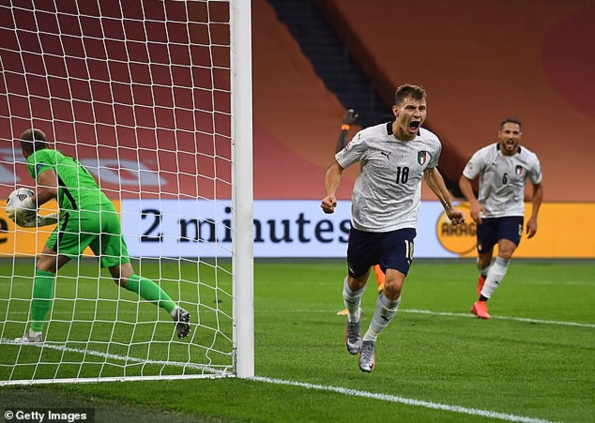 Barella ăn mừng bàn thắng mở tỷ số cho Italia trước Hà Lan. (Ảnh: Getty).