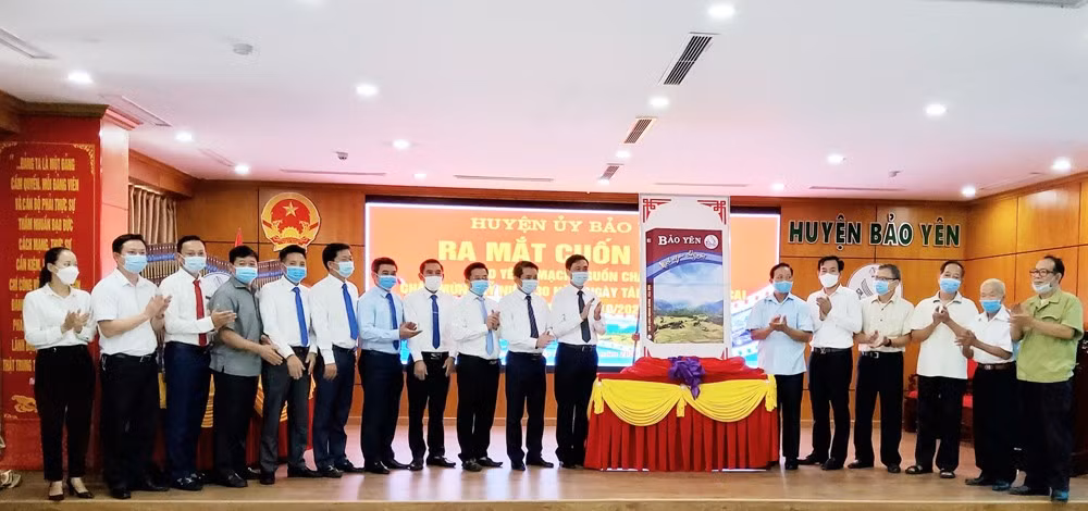 Huyện Bảo Yên ra mắt cuốn sách “Bảo Yên – Mạch nguồn chảy mãi” ảnh 1