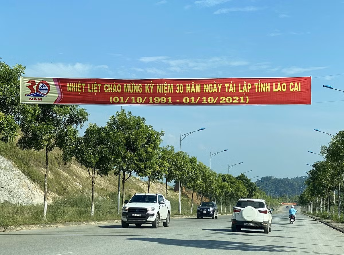 Thành phố Lào Cai rực rỡ cờ hoa, khẩu hiệu chào mừng 30 năm tái lập tỉnh Lào Cai ảnh 1
