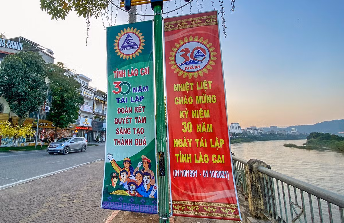 Thành phố Lào Cai rực rỡ cờ hoa, khẩu hiệu chào mừng 30 năm tái lập tỉnh Lào Cai ảnh 5