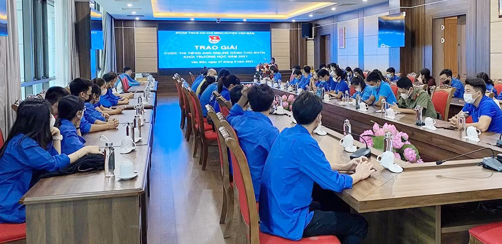 Huyện đoàn Văn Bàn trao giải Cuộc thi tiếng Anh online ảnh 1