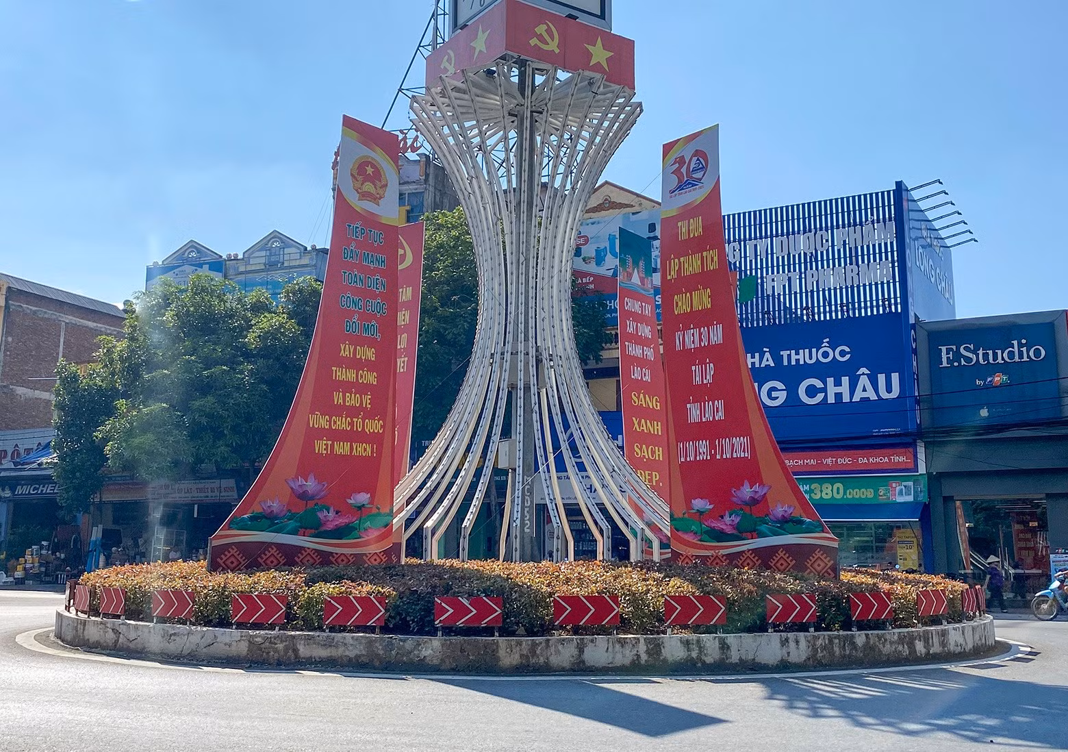 Thành phố Lào Cai rực rỡ cờ hoa, khẩu hiệu chào mừng 30 năm tái lập tỉnh Lào Cai ảnh 6