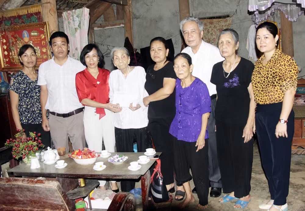 Thành phố Lào Cai: Thăm, tặng quà 28 cụ trên 100 tuổi ảnh 1