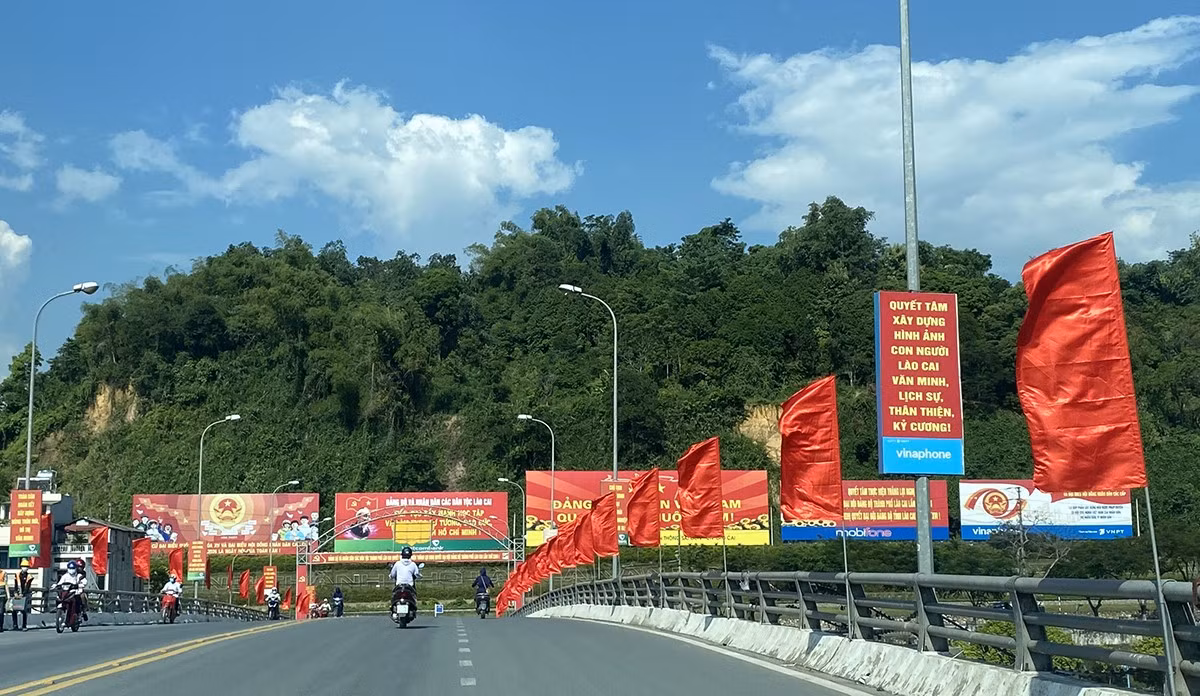 Thành phố Lào Cai rực rỡ cờ hoa, khẩu hiệu chào mừng 30 năm tái lập tỉnh Lào Cai ảnh 2