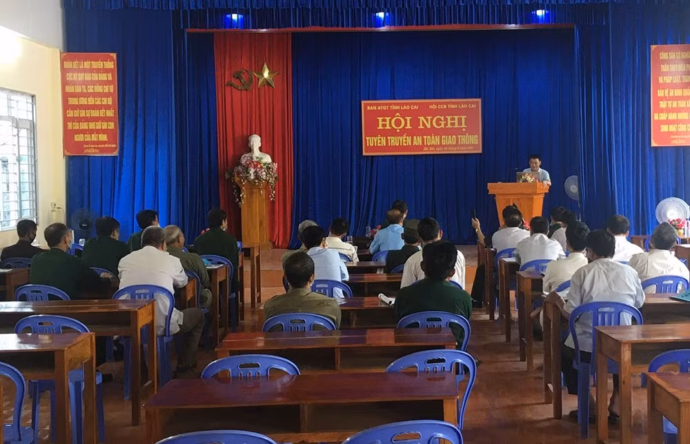 Tuyên truyền an toàn giao thông trong lực lượng cựu chiến binh huyện Bát Xát ảnh 1
