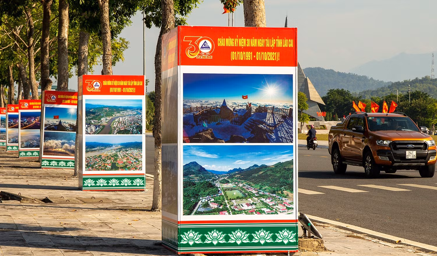Thành phố Lào Cai rực rỡ cờ hoa, khẩu hiệu chào mừng 30 năm tái lập tỉnh Lào Cai ảnh 7