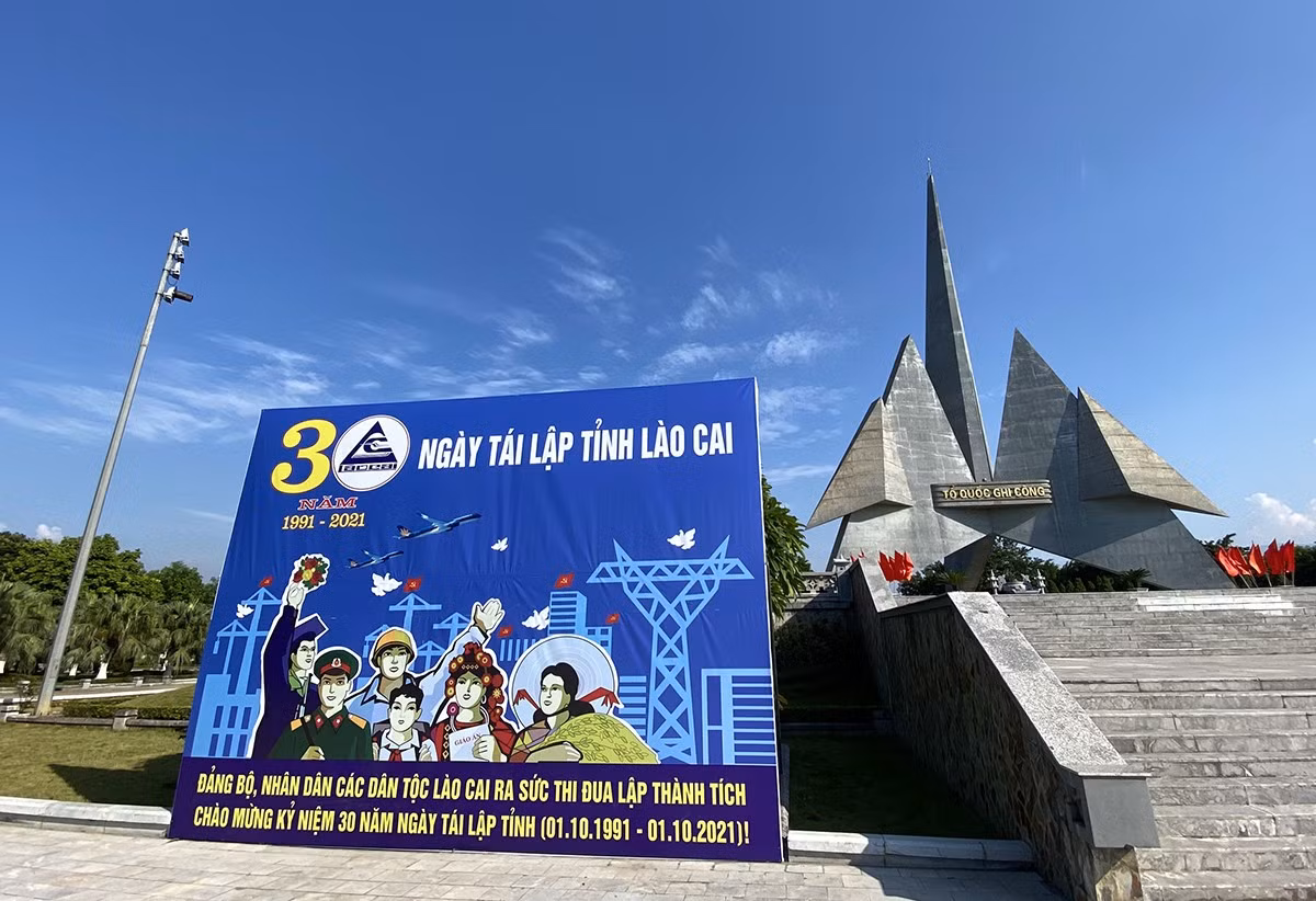 Thành phố Lào Cai rực rỡ cờ hoa, khẩu hiệu chào mừng 30 năm tái lập tỉnh Lào Cai ảnh 4
