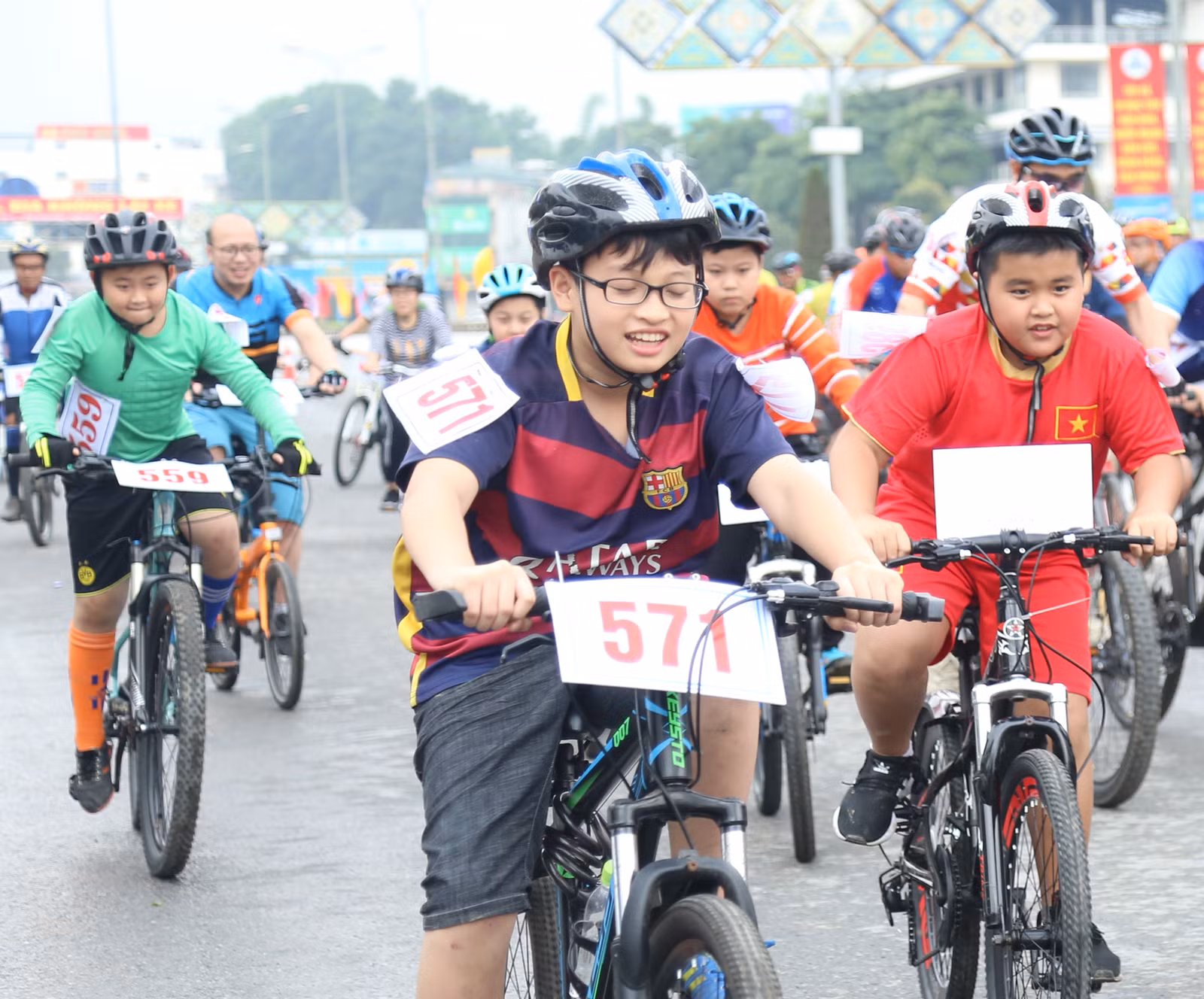 Nhiều em nhỏ tham gia Giải Đua xe đạp Cúp Đền Thượng năm 2018 được tổ chức tại thành phố Lào Cai.
