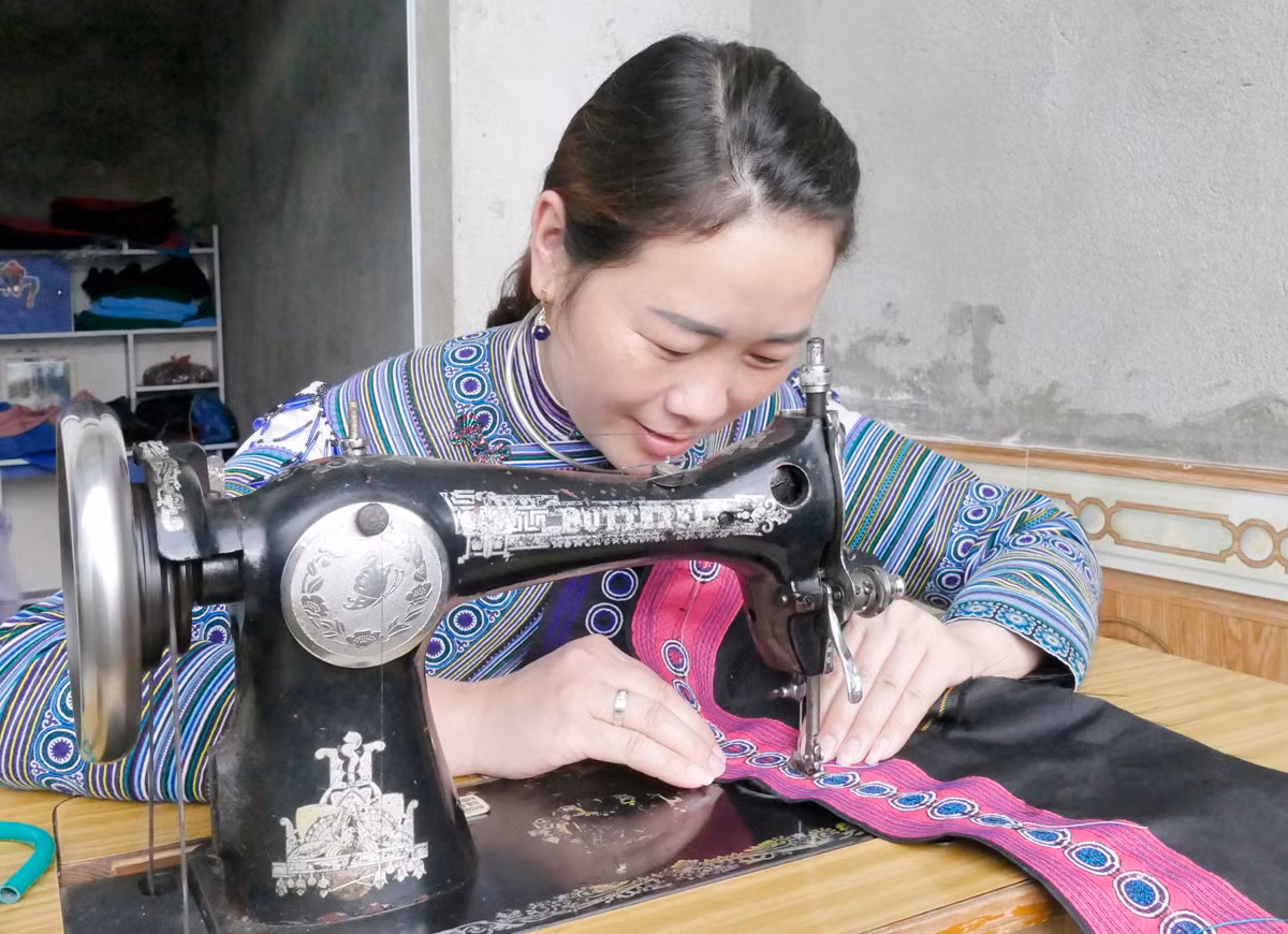 Chị Thào Thị Mỷ may chiếc áo truyền thống dân tộc Mông cho khách đặt.
