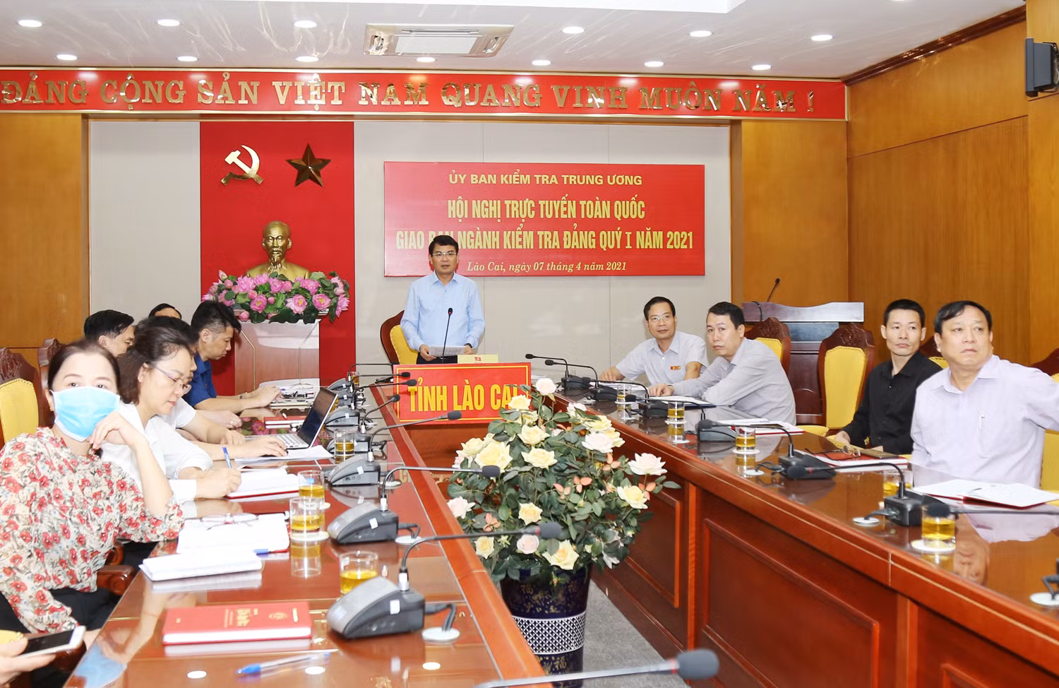 Bí thư Tỉnh ủy Đặng Xuân Phong phát biểu tham luận tại hội nghị.