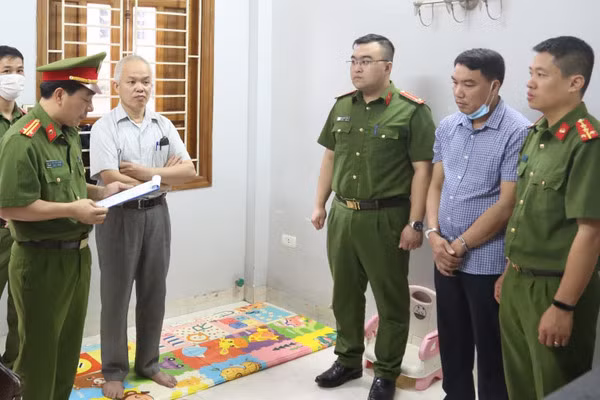 Công an đọc lệnh bắt Hoàng Vũ Quyển.