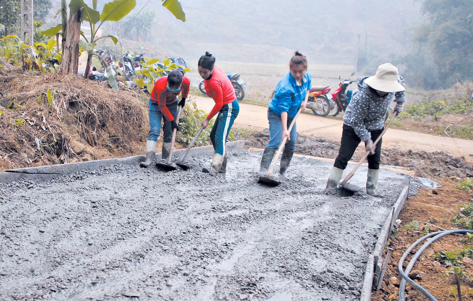 Hội viên phụ nữ xã Lương Sơn đổ bê tông đường giao thông nông thôn.