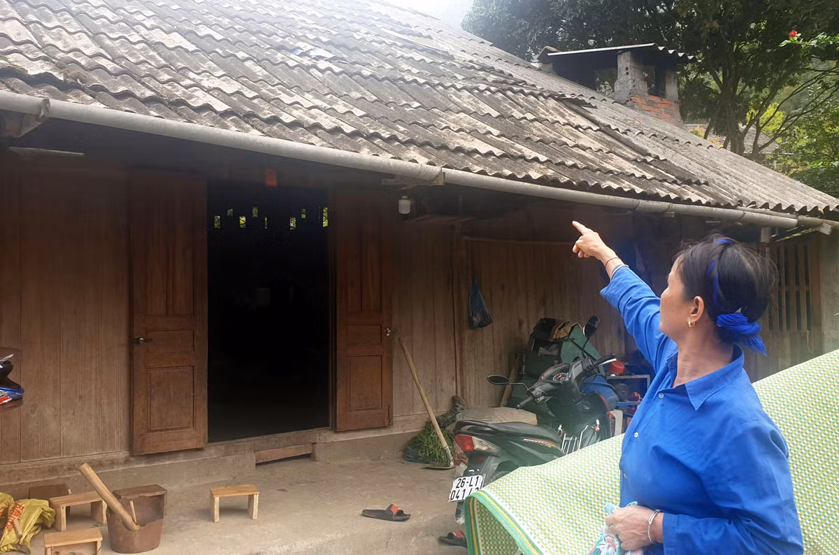 Người dân địa phương cho rằng nhà bị nứt tường, vỡ mái là do đơn vị thi công Nhà máy Thủy điện Nậm Sài nổ mìn gây ra.