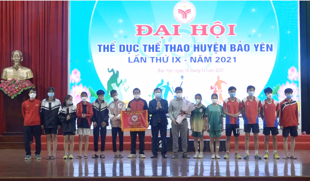 Trao giải Nhất toàn đoàn cho đoàn Trường THPT số 2 Bảo Yên.