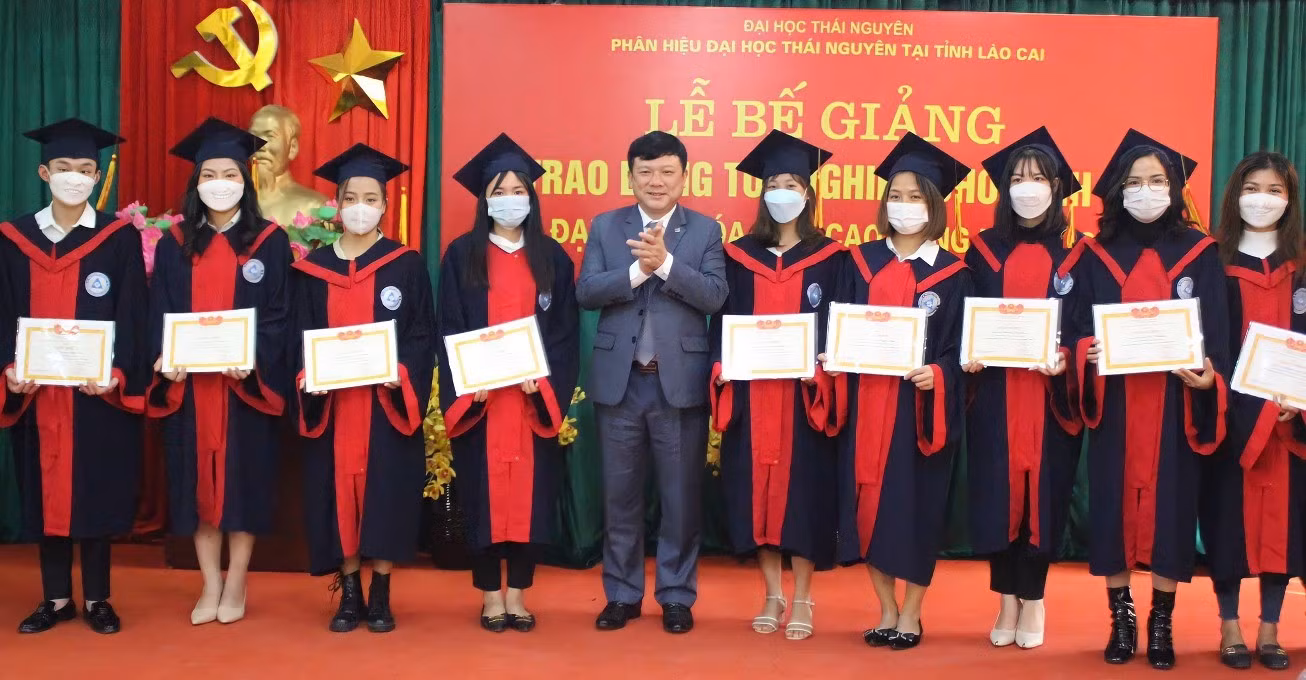 Phân hiệu Đại học Thái Nguyên tại Lào Cai trao bằng tốt nghiệp cho 125 sinh viên ảnh 2