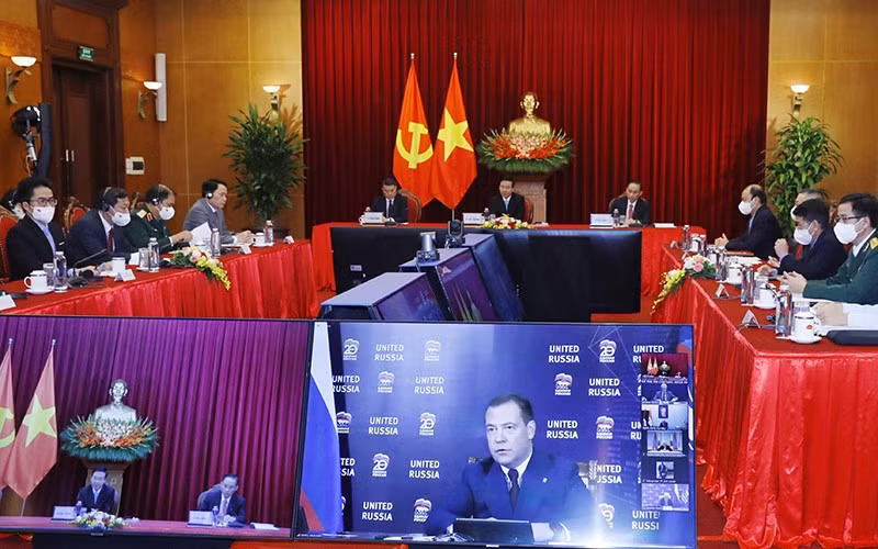 Đoàn đại biểu Đảng ta dự hội nghị liên đảng quốc tế.