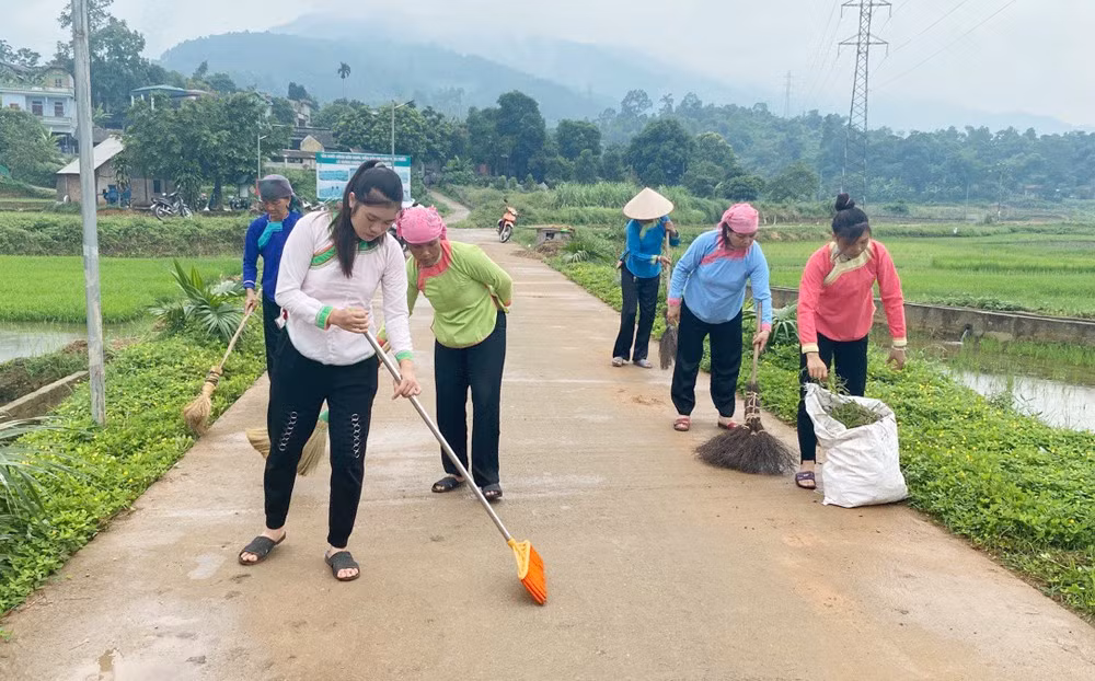 Hội viên phụ nữ xã Quang Kim, huyện Bát Xát chăm sóc “Đường hoa phụ nữ”. Ảnh: Tư liệu