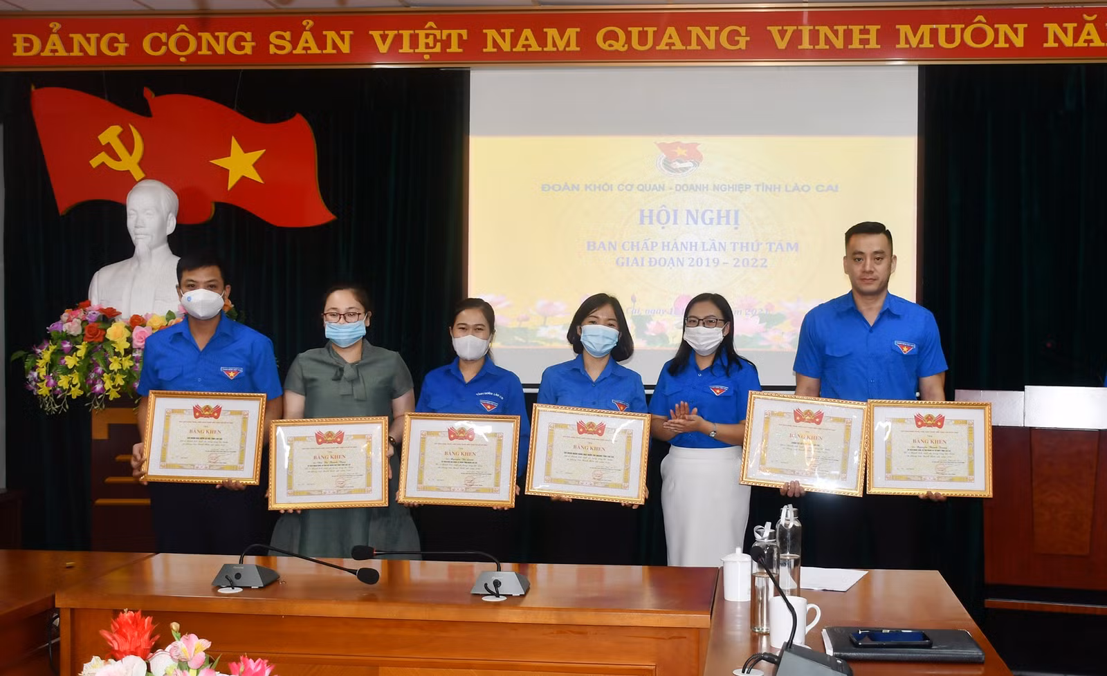 Tặng Bằng khen của Trung ương Đoàn cho các tập thể, cá nhân.